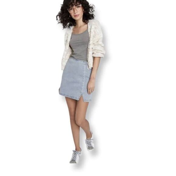 Wild Fable Notch Front Seamed Jean Mini Skirt -. Light Blue Women’s 10 NWT - Picture 2 of 4